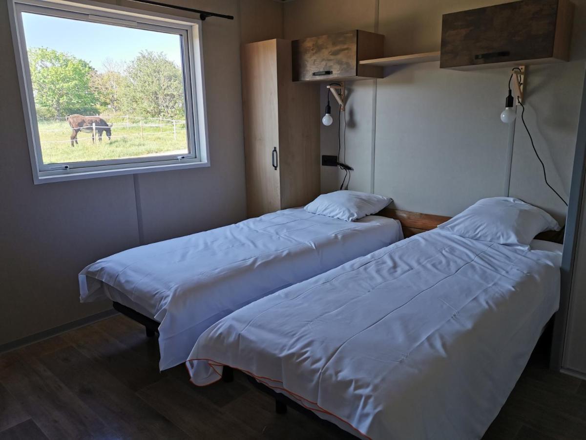 Le Village De Cottages - Le Pole Du Cheval Et De L'Ane Lignières Eksteriør bilde