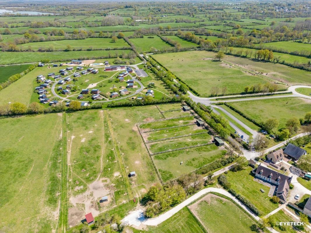 Le Village De Cottages - Le Pole Du Cheval Et De L'Ane Lignières Eksteriør bilde