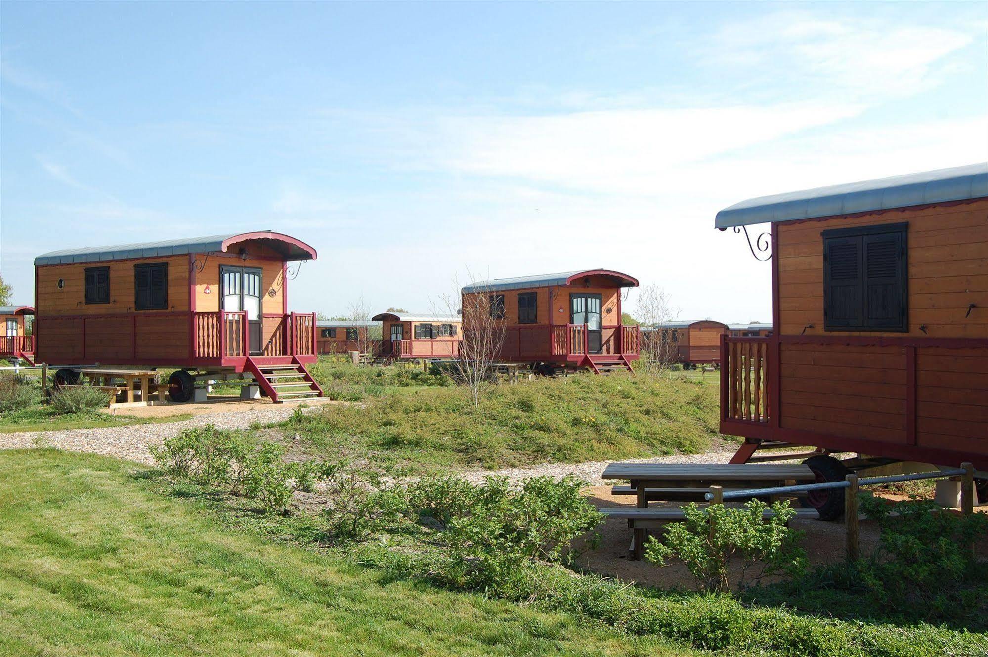 Le Village De Cottages - Le Pole Du Cheval Et De L'Ane Lignières Eksteriør bilde